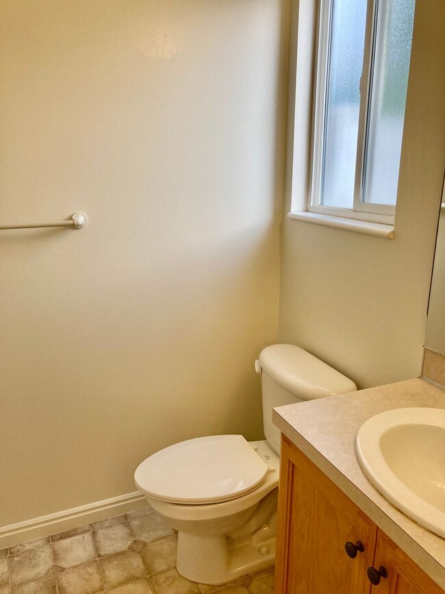 Building Photo - Beautiful North Ogden 2 bed 1.5 bath townhome with 1 Car Garage!!