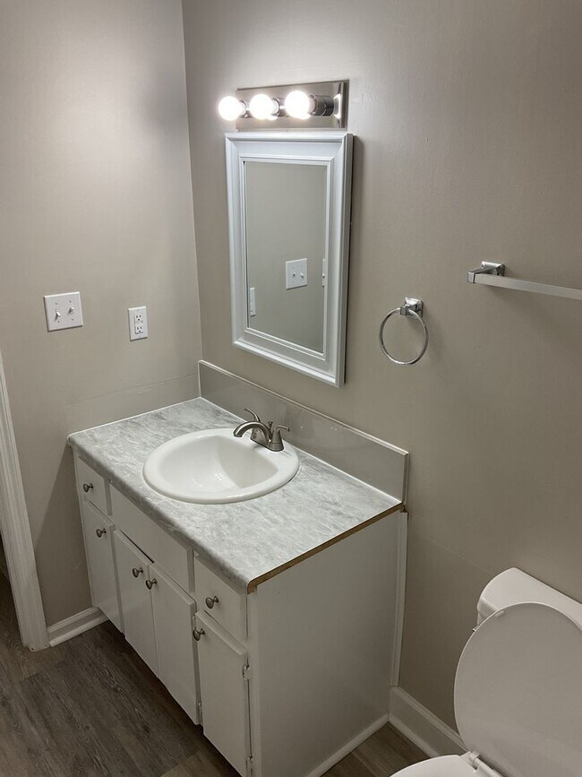 Building Photo - 1546 Hamilton Dr