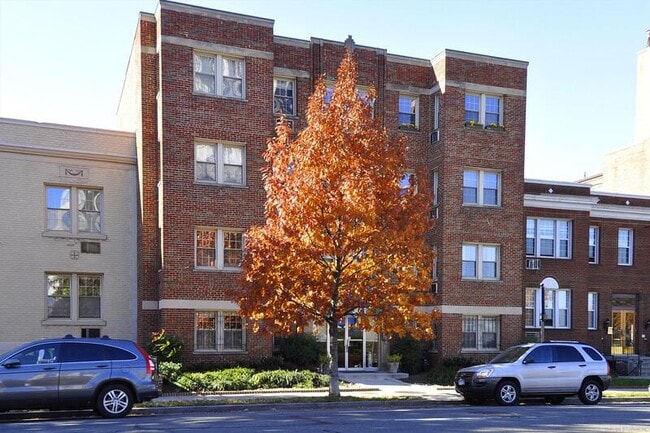 Building Photo - 3028 Wisconsin Ave NW