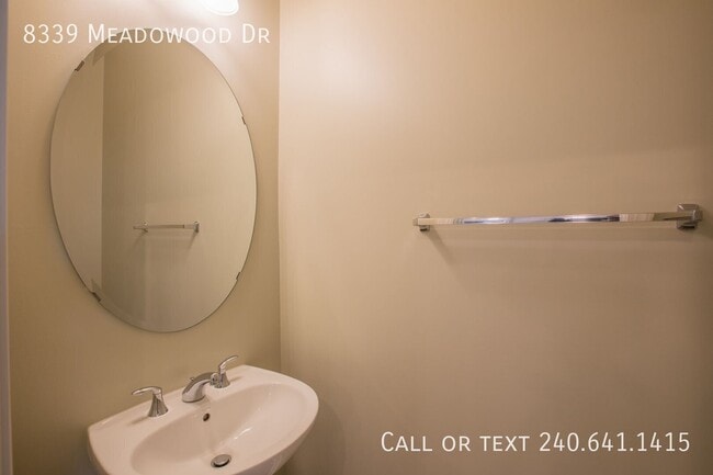 Building Photo - 8339 Meadowood Dr