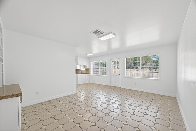 Building Photo - 9011 Landsdowne Dr