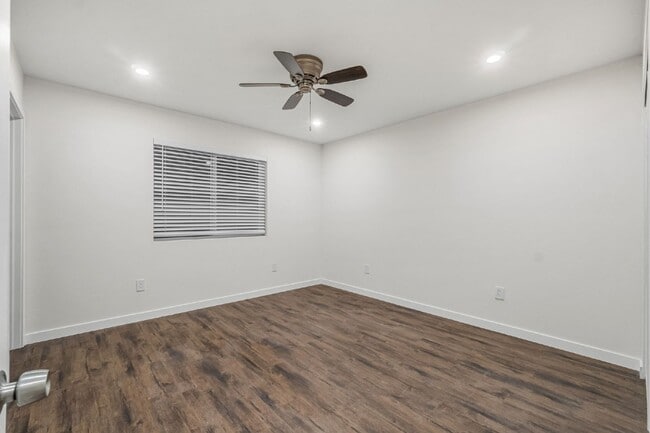 Building Photo - Up to $1400 off 1st month!! Vista - 3 bed/...