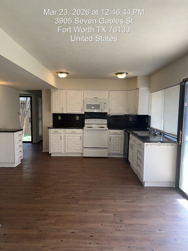 Building Photo - 3905 7 Gables St