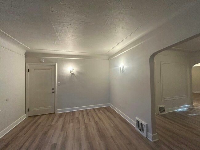Building Photo - 4401 Buckingham