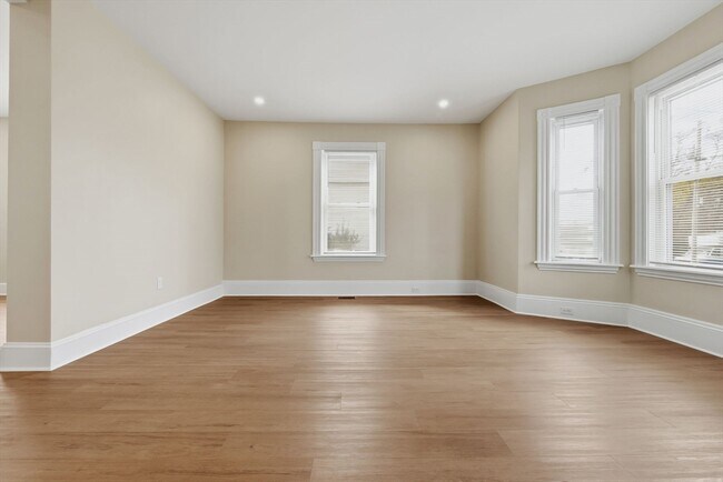 Building Photo - 142 Elliott St