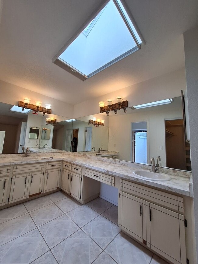 Building Photo - Spacious 4-Bed, 3-Bath Belle Isle Home wit...
