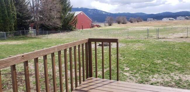 Building Photo - Beautiful Home with Large Yard, Privacy & ...