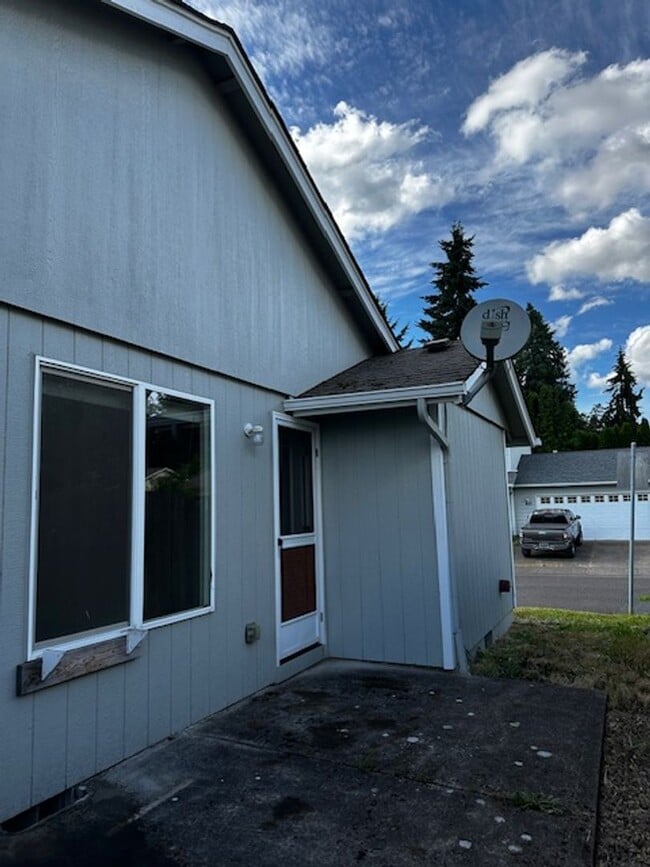 Building Photo - Clean 3 Bedroom 2 Bath Home In North Alban...