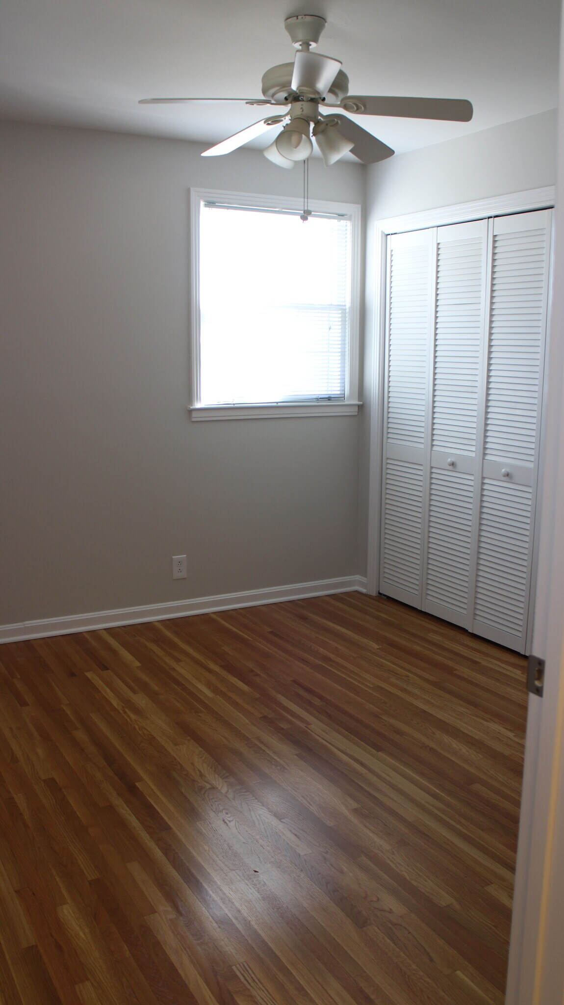 Master bedroom. - 2614 Edge O Lake Dr