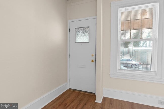 Building Photo - 206 E Elm St