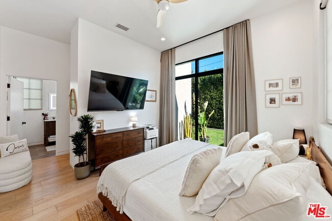 Building Photo - 358 N Bronson Ave