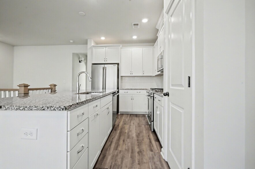 Building Photo - 2037 Statesville Ave