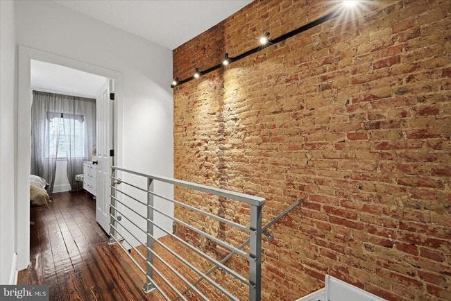 Building Photo - 1902 E Hagert St