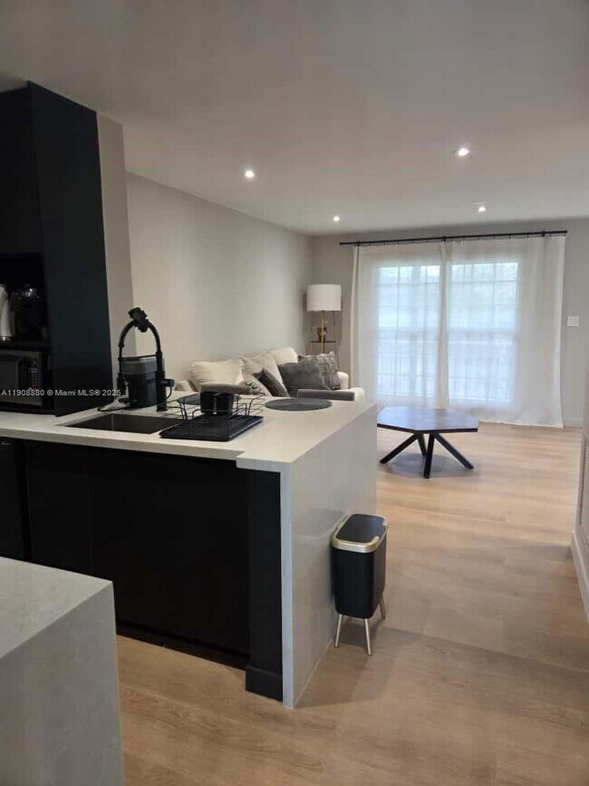 Building Photo - 10824 N Kendall Dr