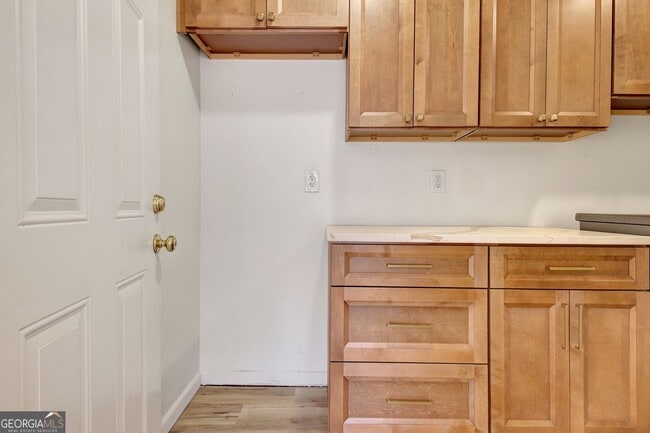 Building Photo - 183 Pine St NE