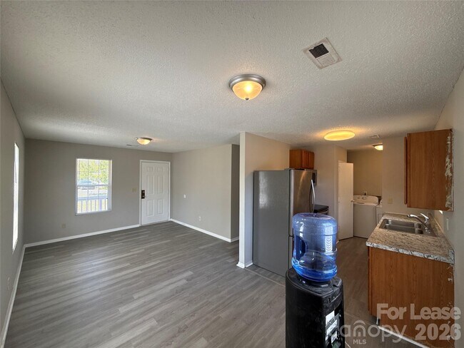 Building Photo - 333 E Todd Ln