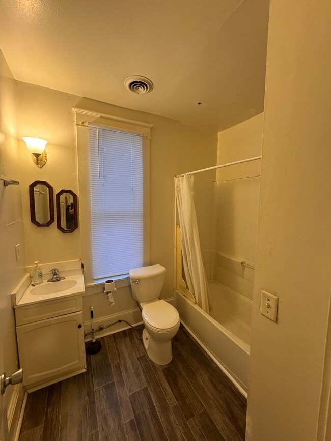 Building Photo - AVAILABLE Now! Wonderful 2 Bedroom, 1 Bath, Upper Level Unit with quick access to 94 and Downtown...