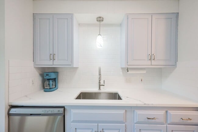 Building Photo - New for 2025! Newly Renovated Winter Renta...