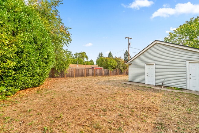 Building Photo - 305 Knoop Ln