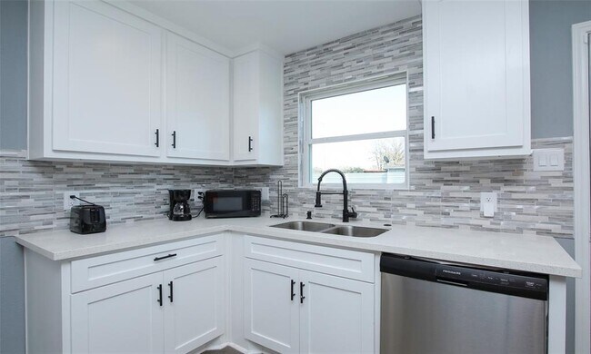 Building Photo - 8103 Marcy Dr