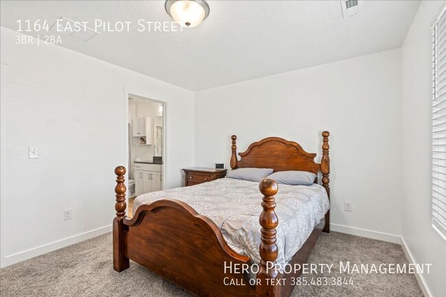 Building Photo - Fantastic Gorgeous Townhome! HALF OFF FIRS...