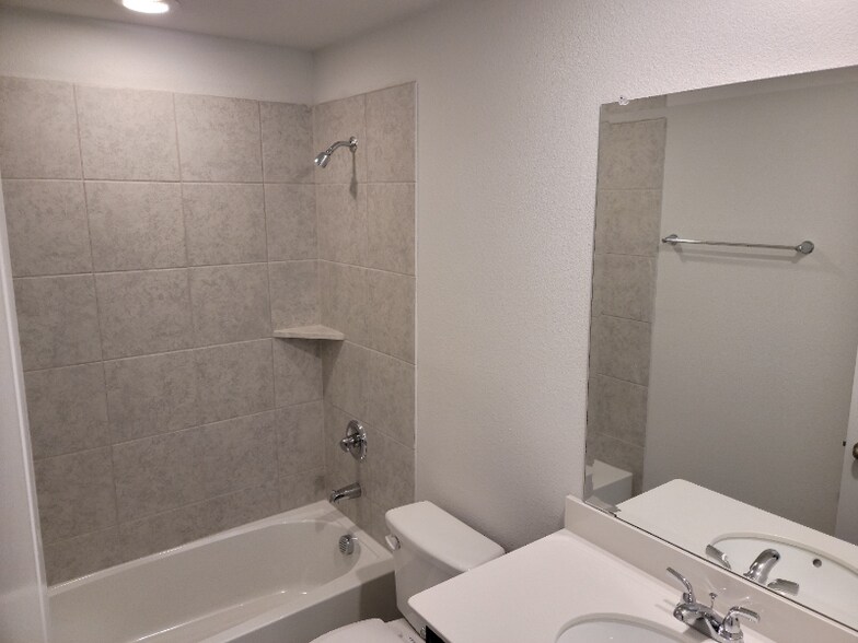 Building Photo - 6820 Meadow Crest Dr