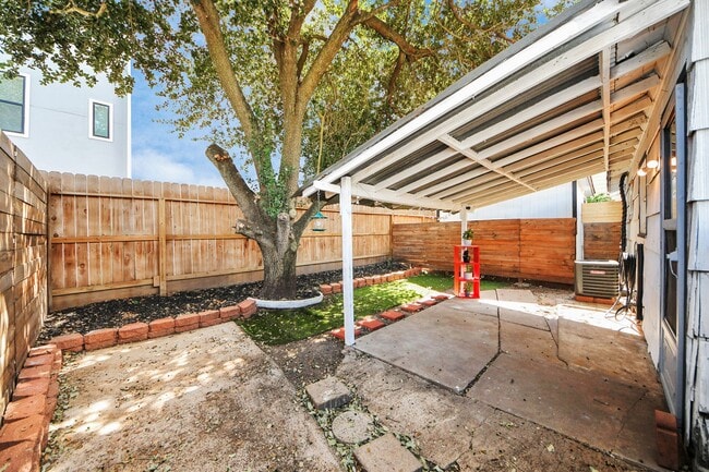 Building Photo - 2210 Detering St