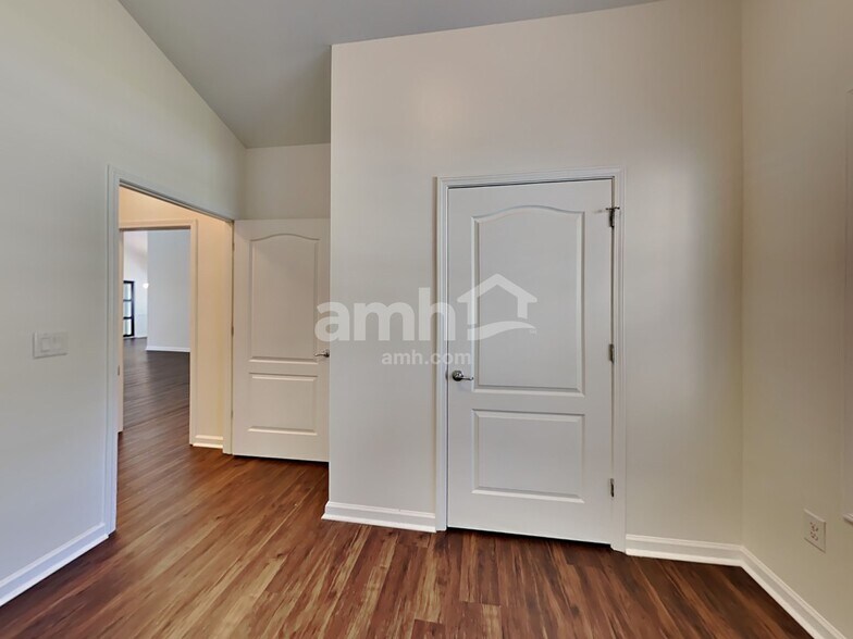 Building Photo - 3227 Hideaway Ln