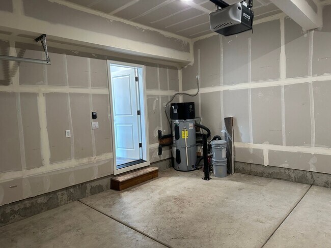 Building Photo - 4 bedroom 2.5 bathroom home!