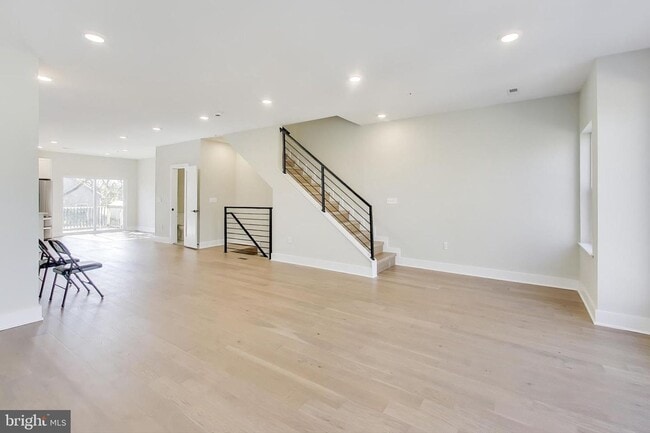 Building Photo - 5333 Hayes St NE