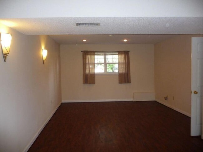 Building Photo - 2104 Maricopa Dr