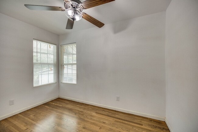 Building Photo - Updated apartment in great location