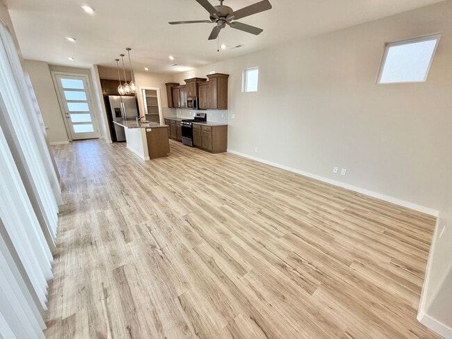 Building Photo - Beautiful 3 Bedroom Home In Desert Color!