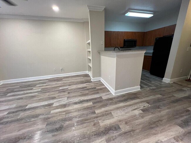 Building Photo - 202 E South St