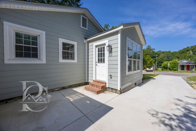 Building Photo - RENOVATED THREE BEDROOM IN ROSEWOOD