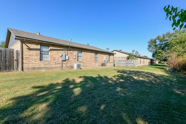 Building Photo - PEPERPORT.3913-3915