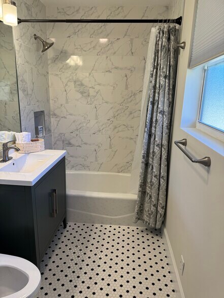 Building Photo - 2121 Parker Ave