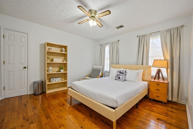 Building Photo - 1223 Settlebench Ln