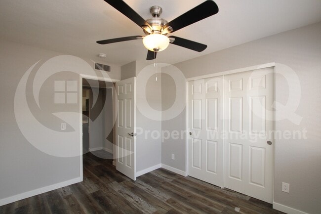 Building Photo - 2807 E Paradise Ln