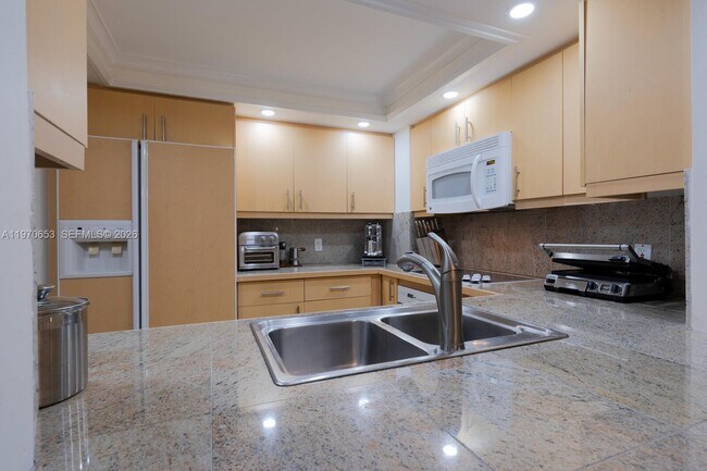 Building Photo - 2901 S Bayshore Dr