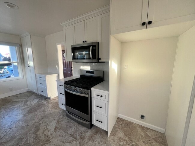 Building Photo - Beautifully Maintained 3 bedroom home