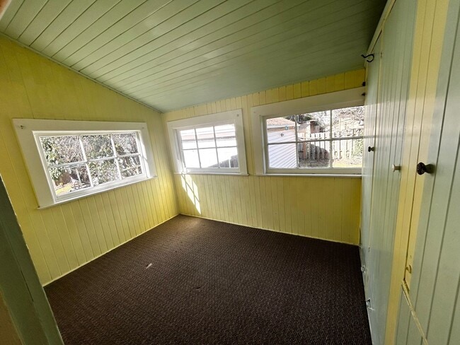 Building Photo - SE Portland 2 Bedroom Home!