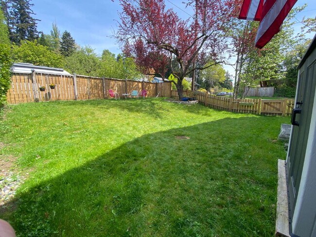 Building Photo - Spacious 2-Bedroom Townhome in Fairhaven with Spacious Fenced Yard