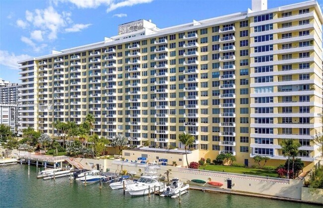 Primary Photo - 5600 Collins Ave