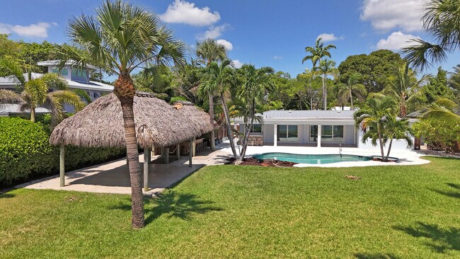 Building Photo - 930 S Lakeside Dr