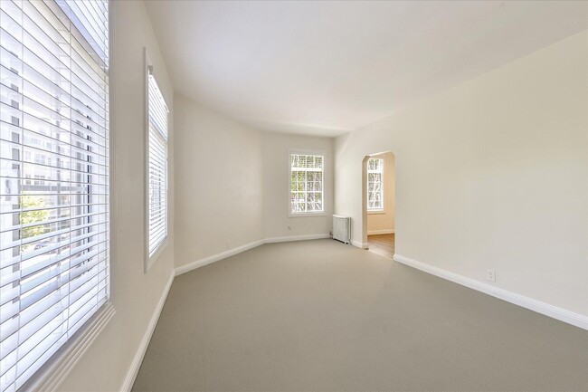 Building Photo - Bright TOP FLOOR 1-Bedroom Apartment in He...