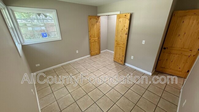 Building Photo - 5651 Parana St