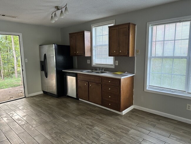 Building Photo - 5091 Farm Valley Dr NE