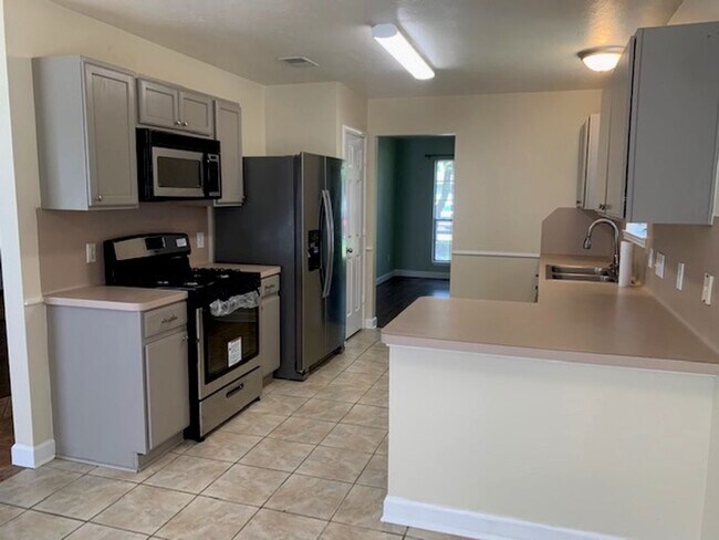 Building Photo - What a Find! 4 Bedrooms!