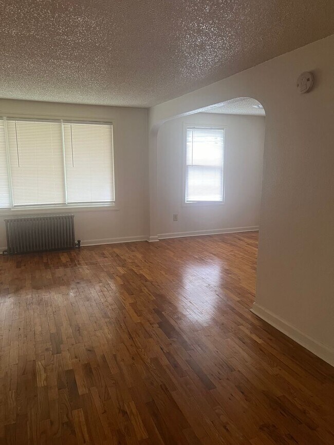 Building Photo - DwyW